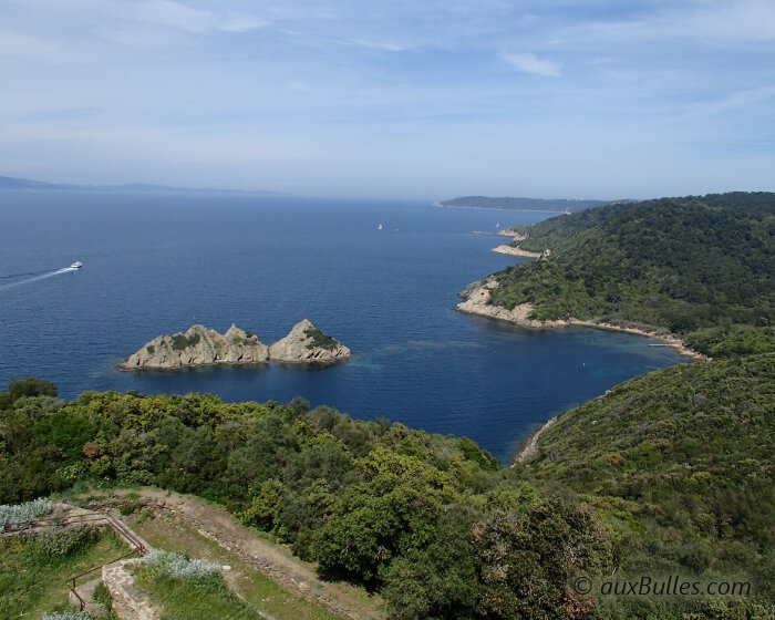 La plage du Palud est une petite plage ombragée de tamaris qui propose un sentier de découverte sous-marin